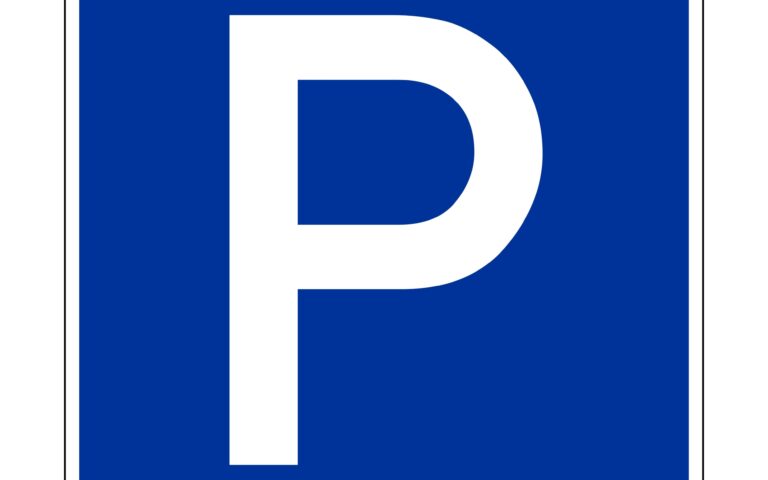 Ein blaues quadratisches Schild mit einem weißen Buchstaben „P“ in der Mitte, das einen Parkplatz anzeigt.
